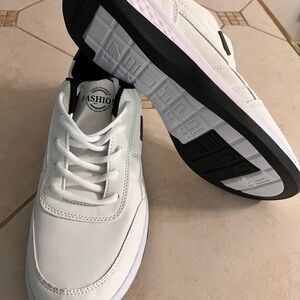 Men's casual comfortable sneaker. Size 11, color White